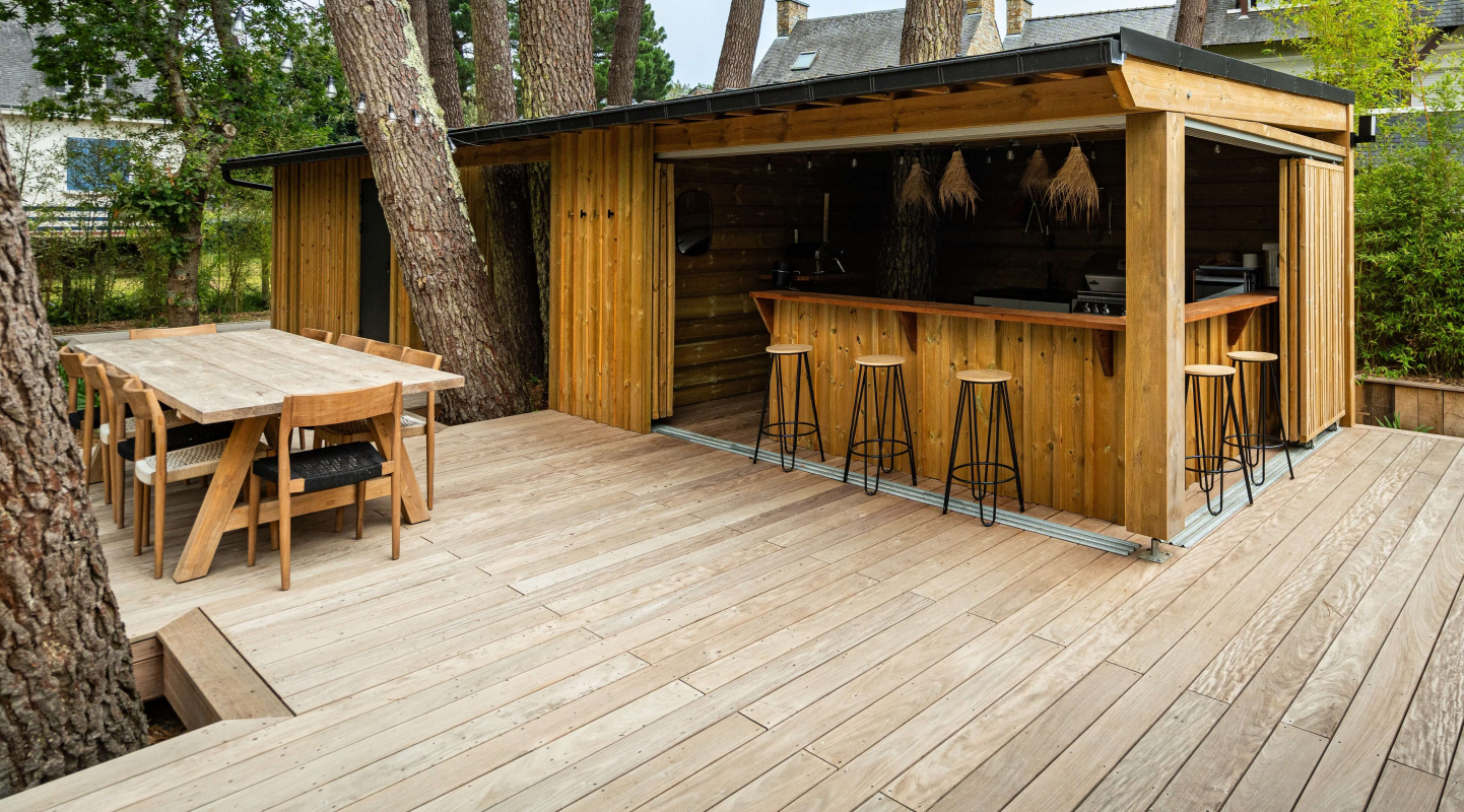 Création d'une terrasse en bois autorr d'une pisine